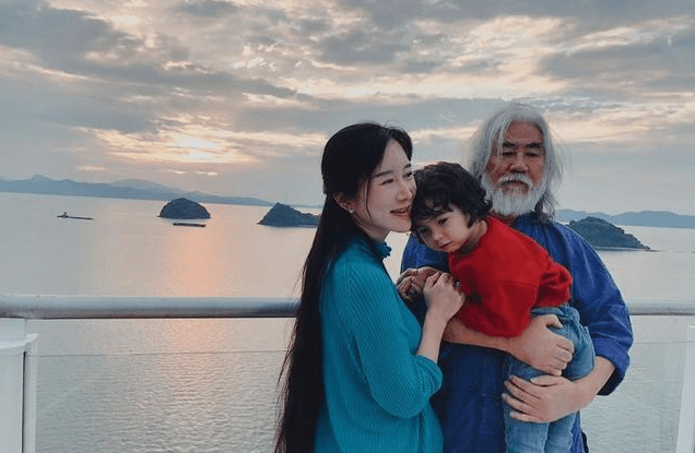 张纪中晒大片秀恩爱,穿古风装撒狗粮,这对"老夫少妻"绝了!