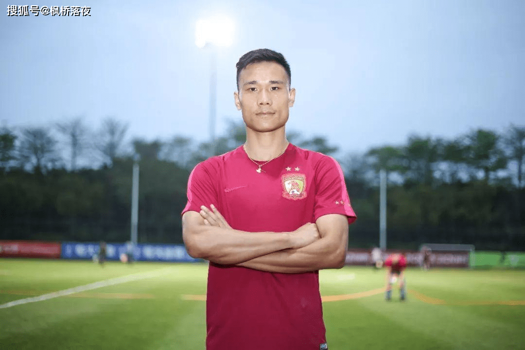 34岁边后卫内切轰出超级世界波,真神气!_张成林