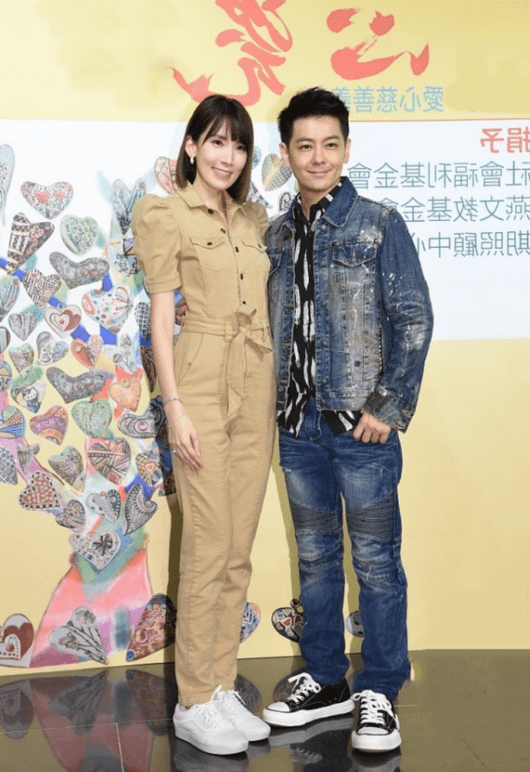 陈若仪不愧是模特出身,一袭连体裤又帅又美,气场盖过林志颖