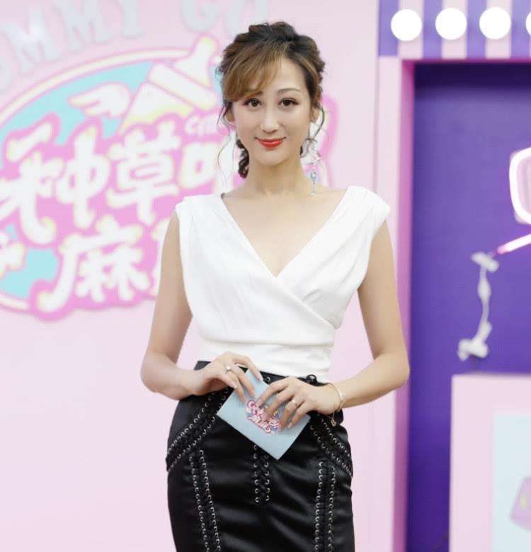 演员候丽莎的简历图片