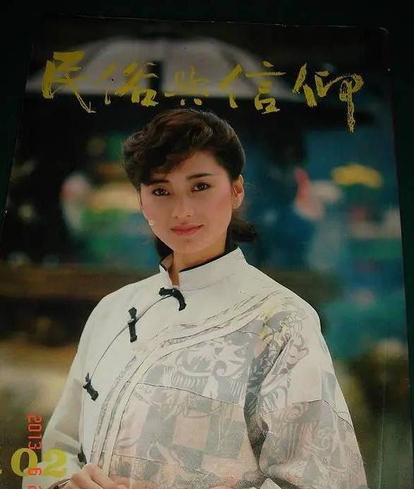 59岁苏明明,因戏生情当红时嫁给导演,如今息影多年家庭幸福_万仁