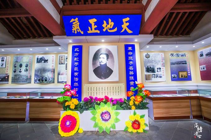 徐镜心的黑白照片摆放在展馆中间位置,左右以详实的文字,图片和实物