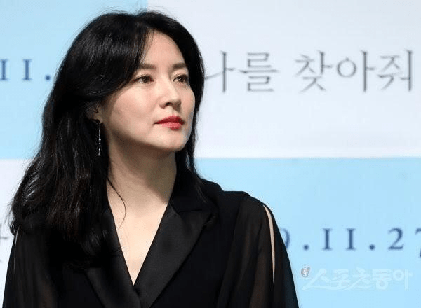 李英爱携爱女拍写真,10岁承彬气质好身高到妈妈肩膀