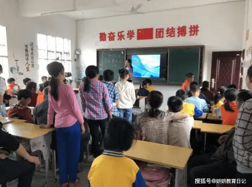学生父亲在班级群里 狂飙英语 网友 在暗示什么 老师无言 家长