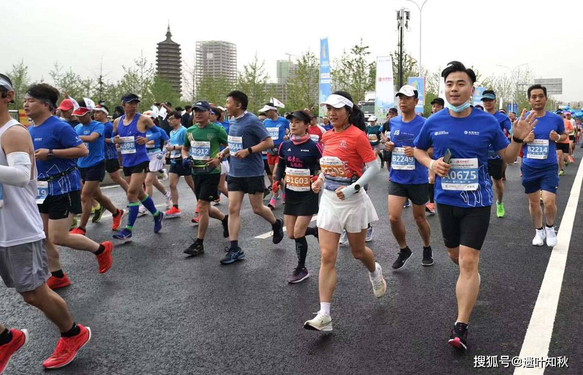 北京城市副中心马拉松开跑 近万名跑者用奔跑感受大美通州