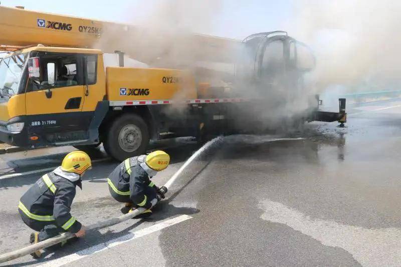 通辽一吊车轮胎爆胎起火,现场浓烟滚滚