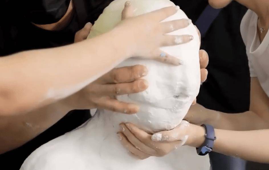 景甜司藤倒模过程曝光纯素颜出镜白到发光是自带美颜特效了吧