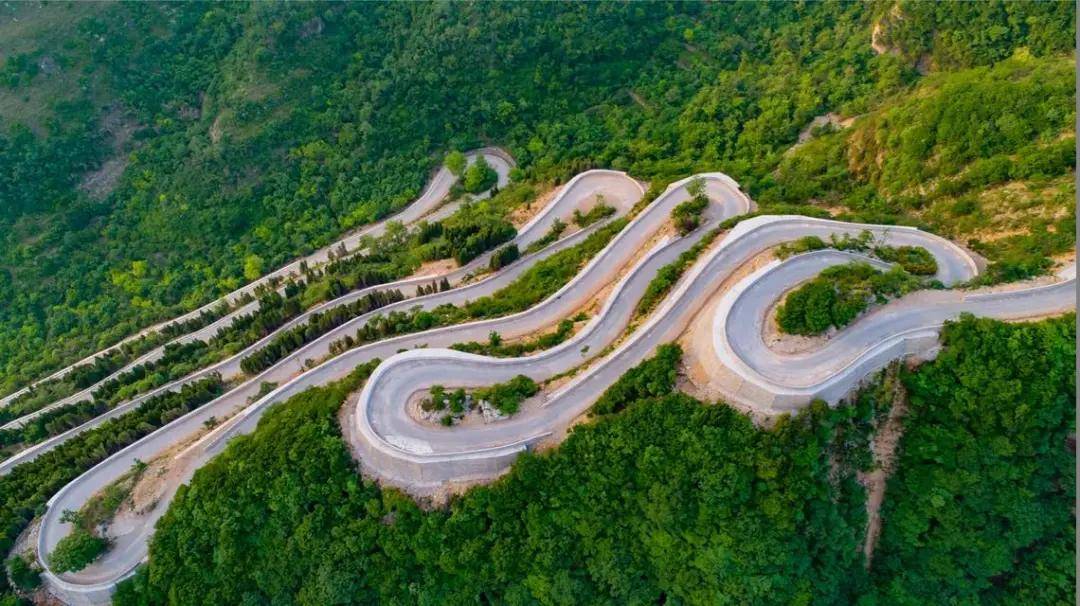 仰天山是江北典型的喀斯特地貌,有世界最长的回音壁,中国海拔第一高崮