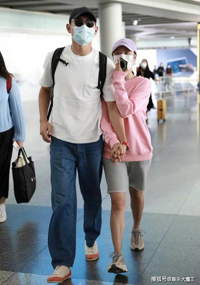 王彦霖艾佳妮婚后首亮相,女方全程紧挽老公,玩手机也要胳膊相扣_镜头