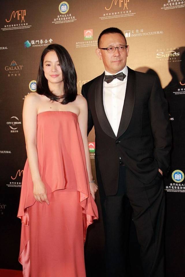 周韵与老公姜文同框身上就裹一层粉纱打扮随性却不失美感