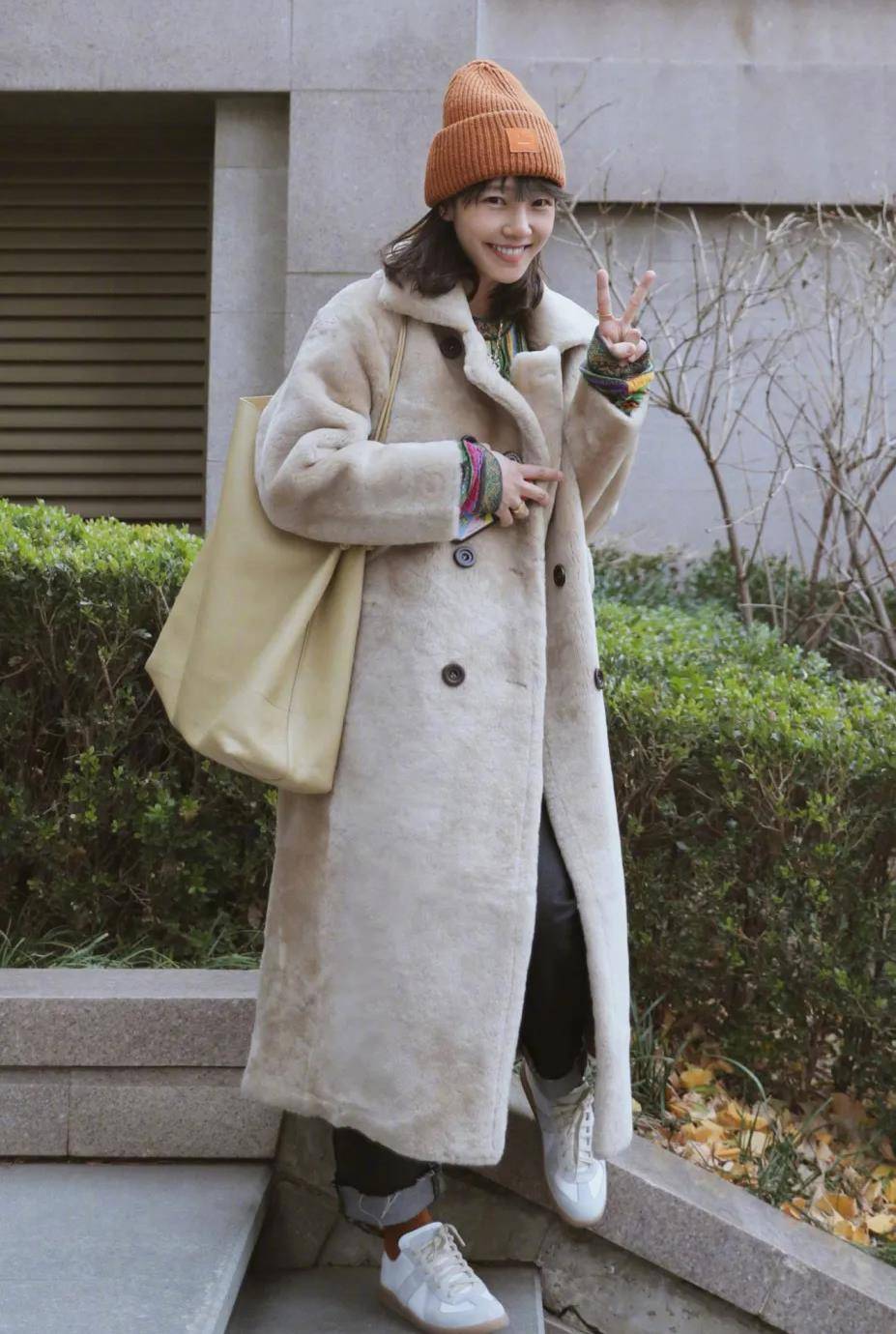 白百合的 33 天 ootd 中,就用这双德训鞋搭配了毛茸大衣