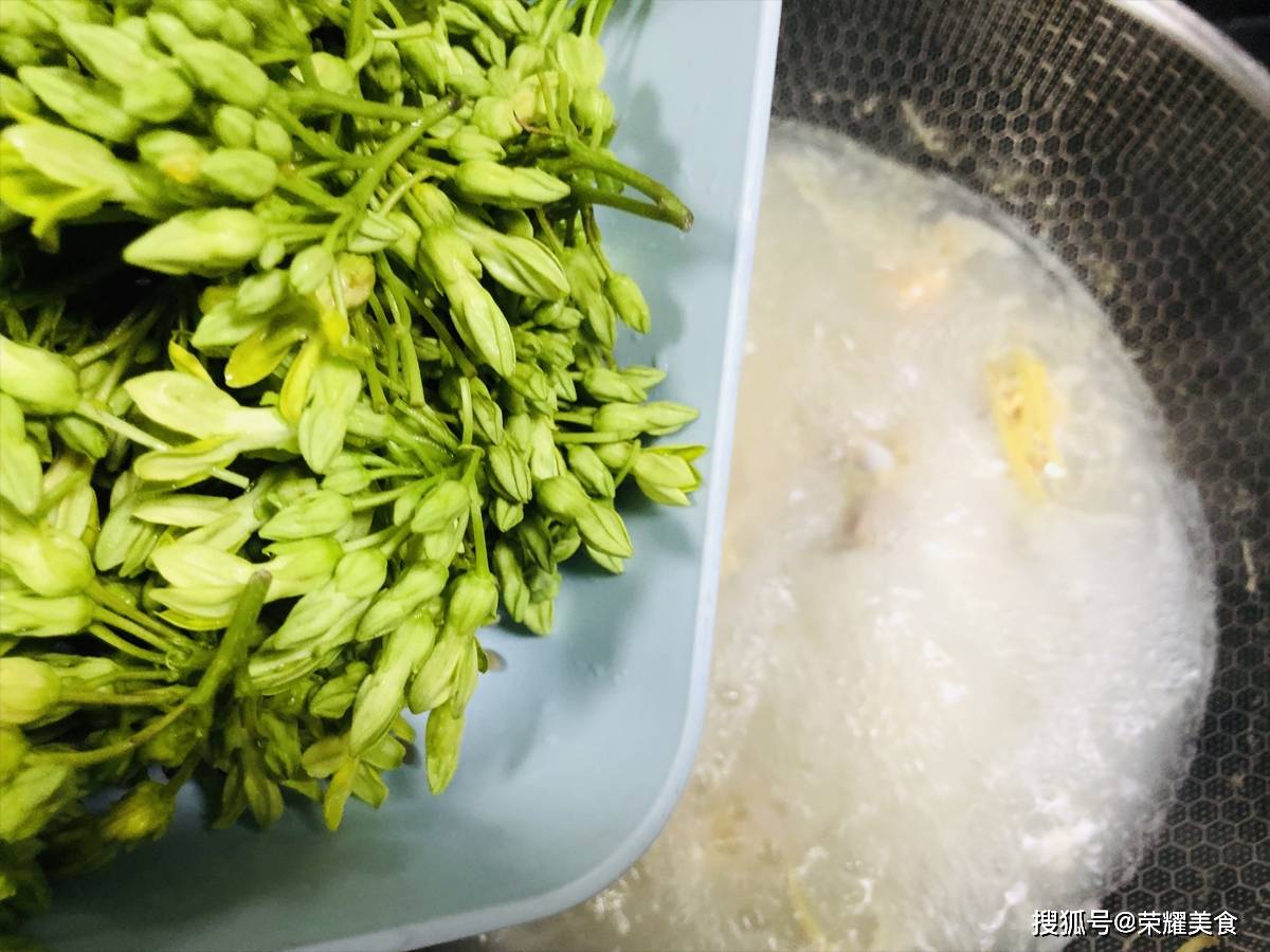 原创它只有在天热的时候能吃得到如遇到它不要错过用它滚汤特鲜美
