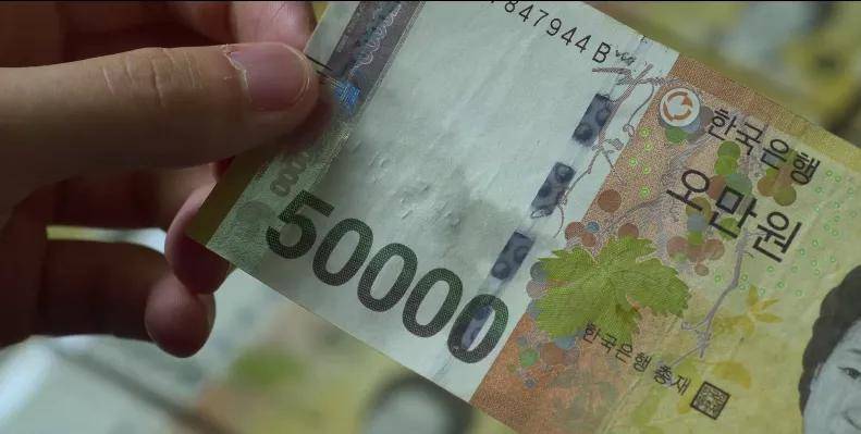 兹海默症后,老人就每天都会在固定时间点去银行固定取50000韩元出来