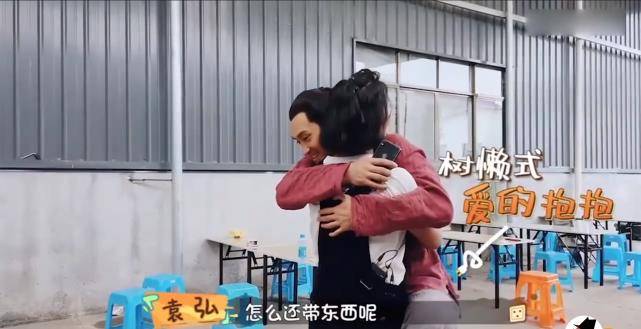 袁弘扛着儿子亲吻张歆艺,一家三口温馨有爱