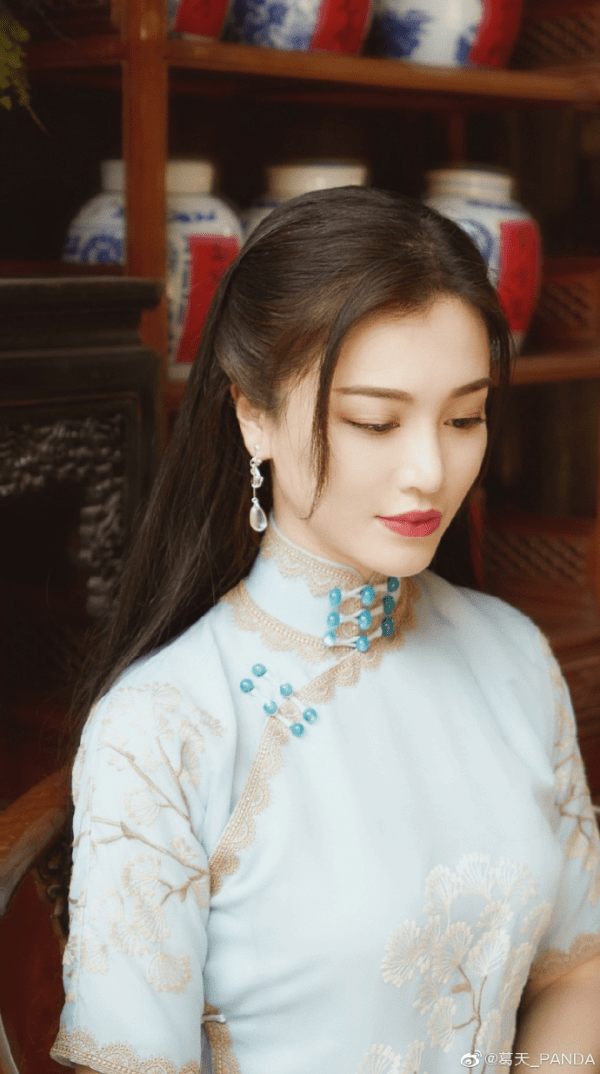 葛天穿旗袍拍戏端庄有范气质优雅