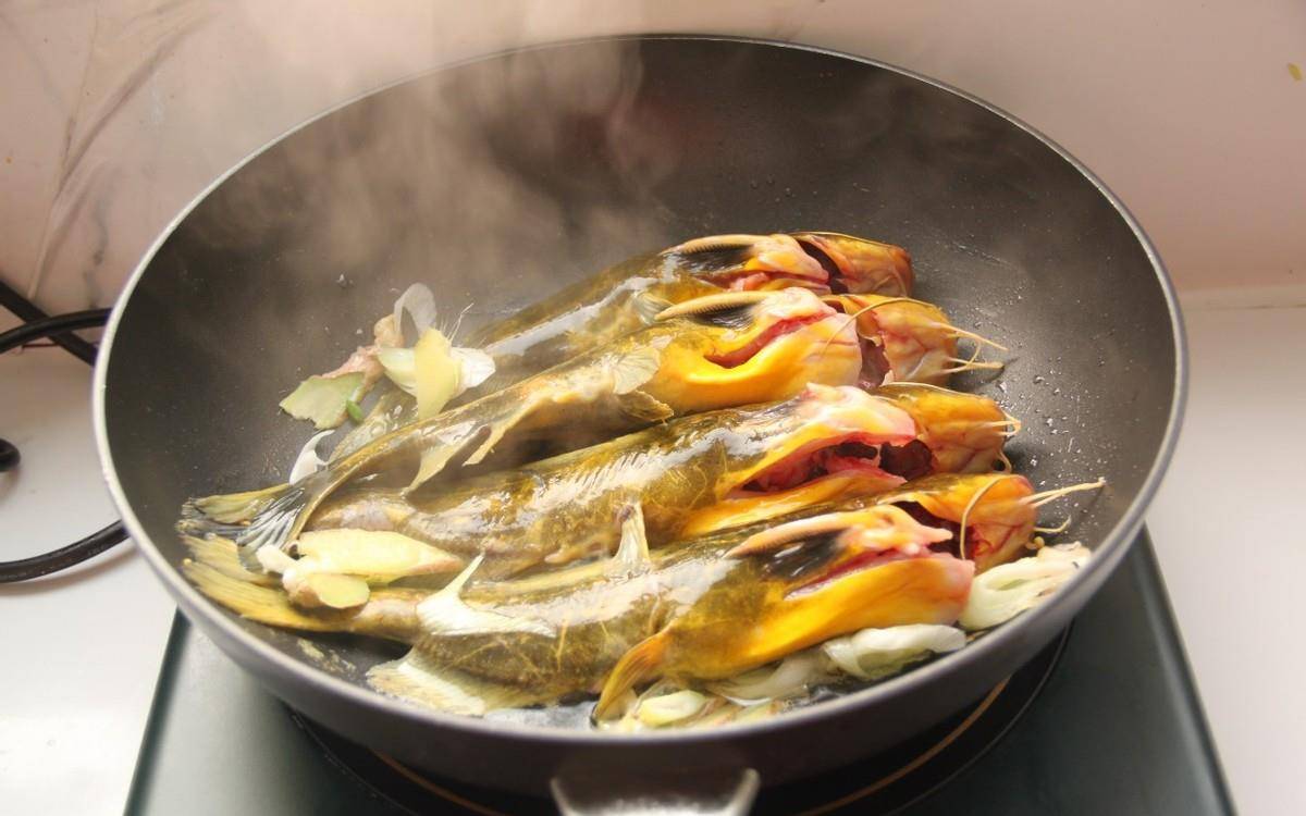 碗不一样的话,水加到稍微微漫到半截鱼身的位置就行了,然后盖上锅盖