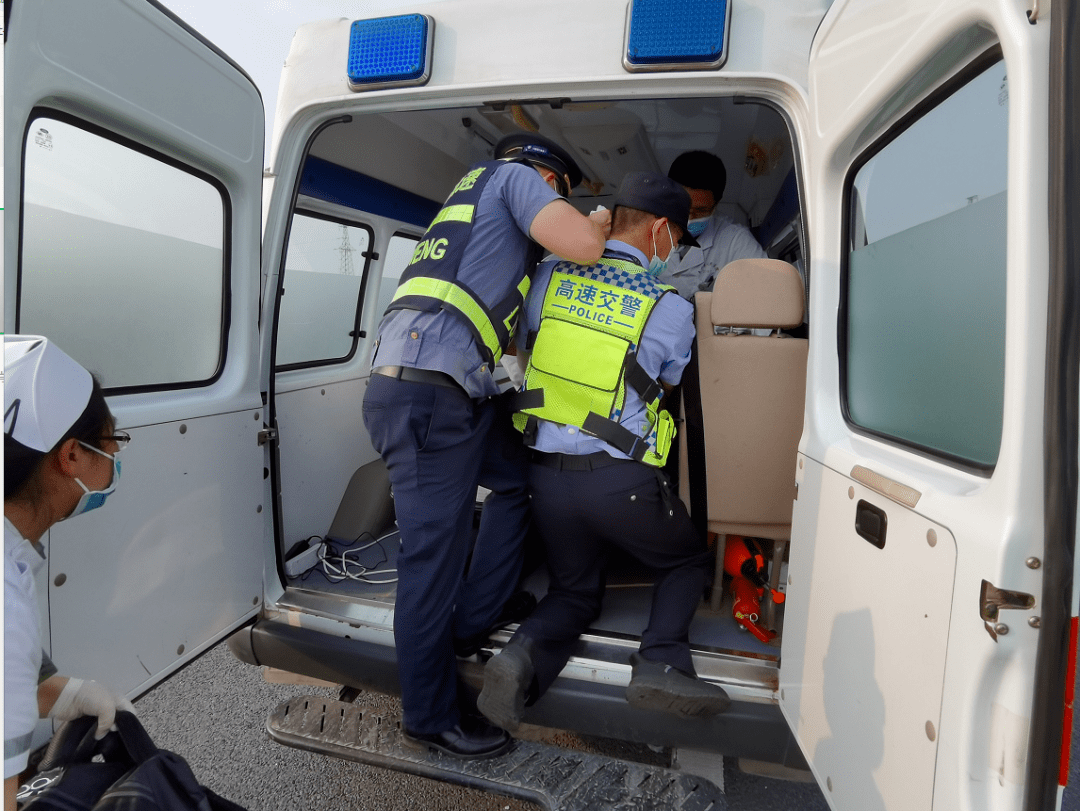 临时号牌上高速怎样拿卡片上车 临时号牌上高速怎样拿卡片上车