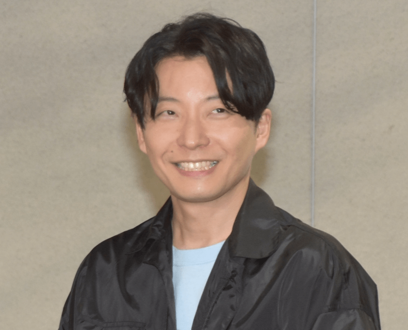 原创新垣结衣老公婚后首露面捂嘴偷笑超得意曝求婚仅一句话收服女神