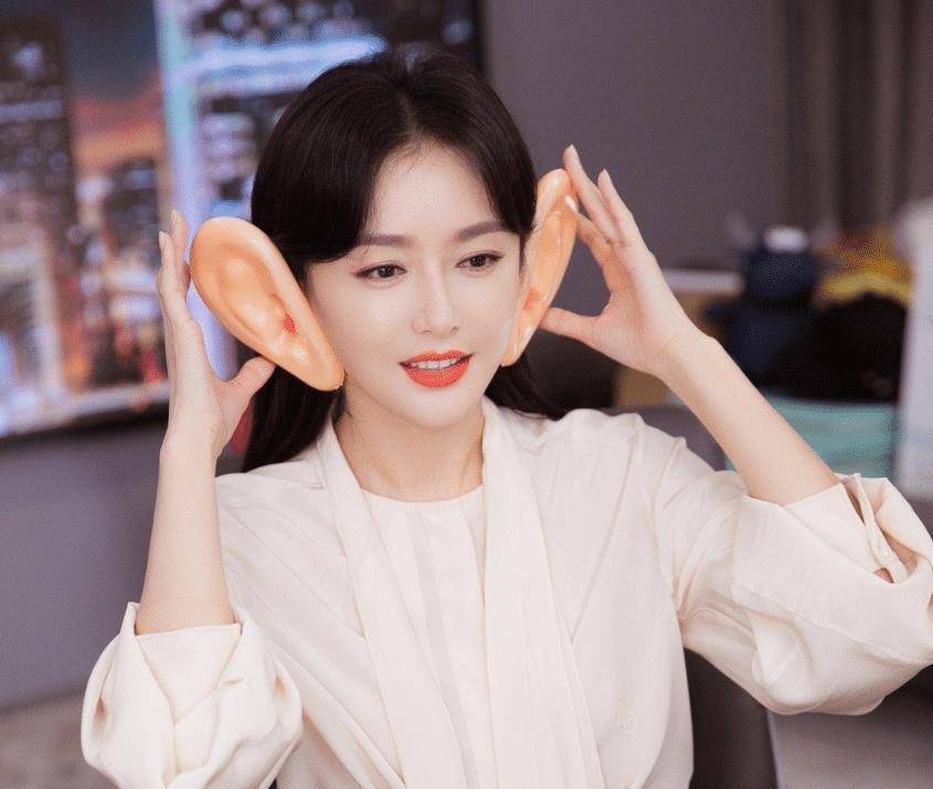 秦岚做客薇娅直播间,状态像小仙女,戴上猪耳朵优雅依旧