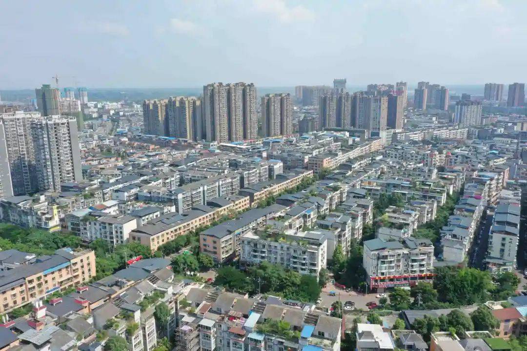 安全系数比较高;第三就是进行统一风貌后,仁寿城区屋顶更干净,明亮