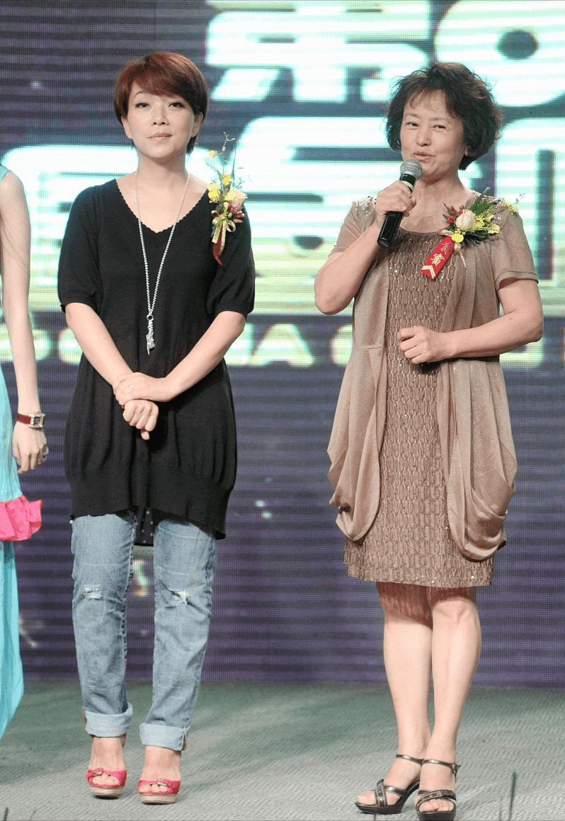 原创71岁的朱明瑛真不服老衬衫特意打个结配短裤高跟鞋看着挺清爽