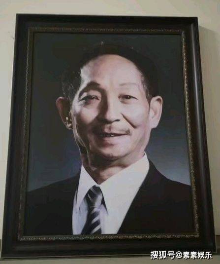 原创夫人坐轮椅泪别袁隆平！看最后一眼已经泪流满面，不舍离去！