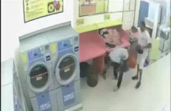 可耻 两男子竟将流浪猫扔进洗衣机 甚至发出阵阵笑声 多佳家电资讯网 可耻 两男子竟将流浪猫扔进洗衣机 甚至发出阵阵笑声 多佳家电资讯网