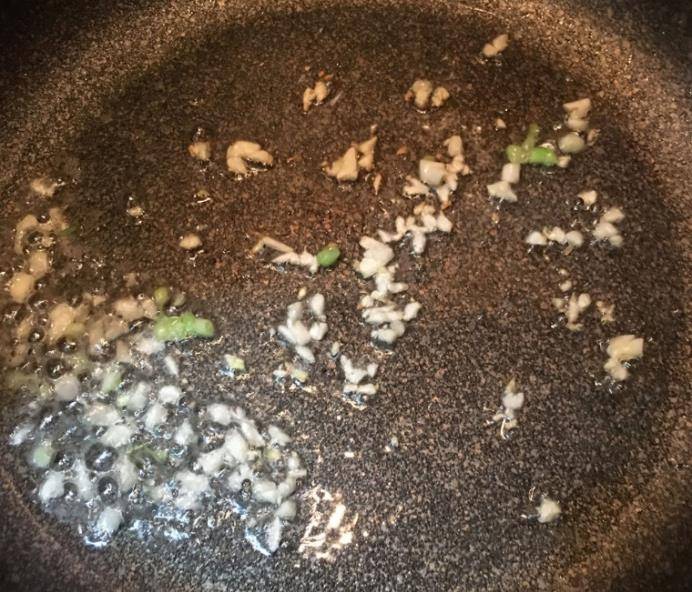 原创蛋炒饭看着干吃着柴厨师长教你正确做法简单几步特容易