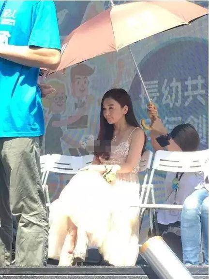 王子文摄影棚拍广告,两位助理在身边"伺候",跪地为其穿高跟鞋