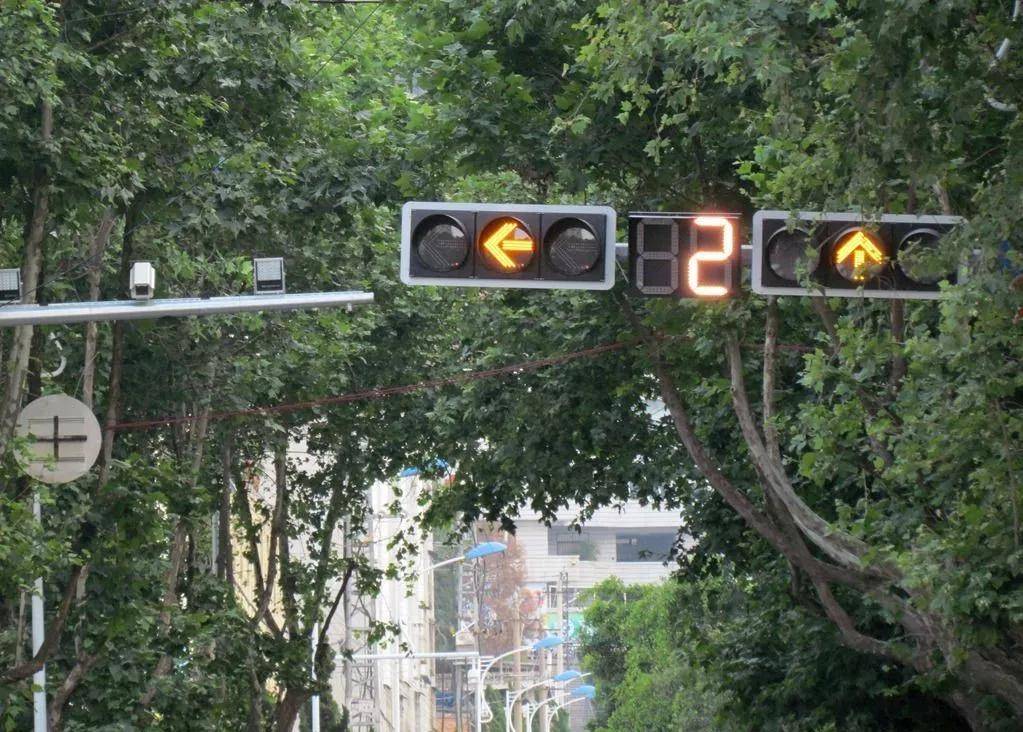 黄灯最后一秒冲过去算不算闯红灯交警回应只说最后一次