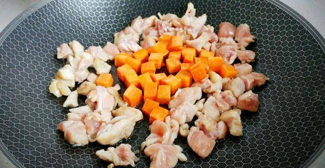 原创
解锁鸡肉家常菜,搭配莴苣与萝卜,色彩丰富更有食欲