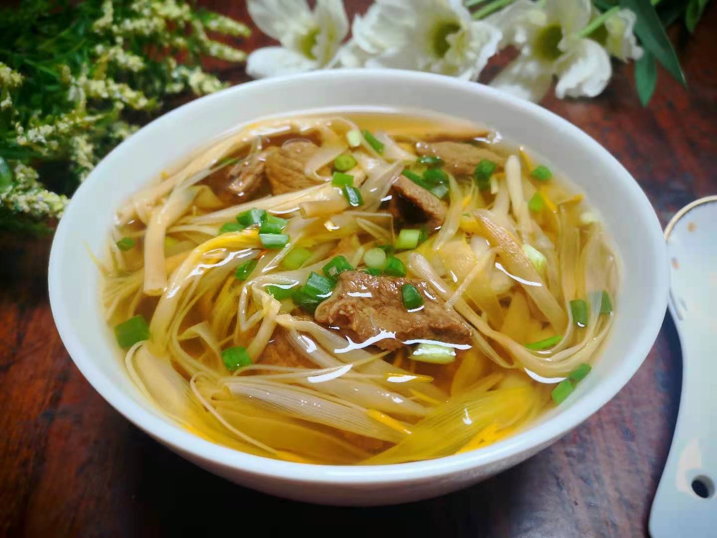 家有高考生,这汤要常喝,补充营养味道鲜,孩子睡得香精神好!_黄花菜