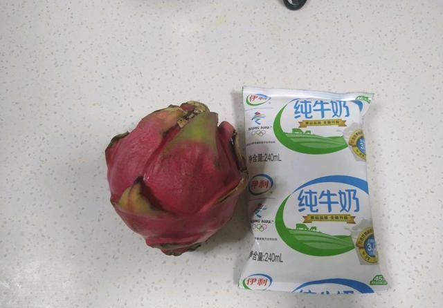 在家自制奶昔教程 f05cf52022e14e1cbe83fb447e45400e.jpeg