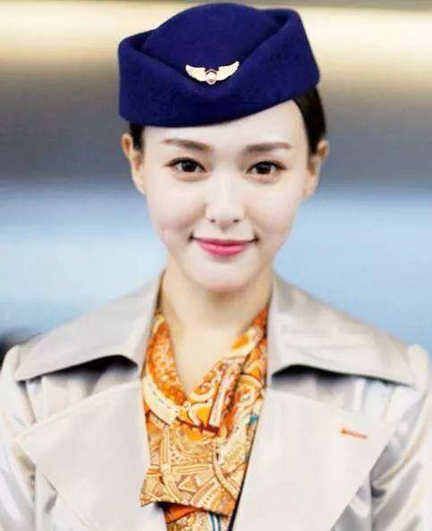 杨幂成为艺术家的梦想被闺蜜唐嫣实现了获封“青年文艺家”