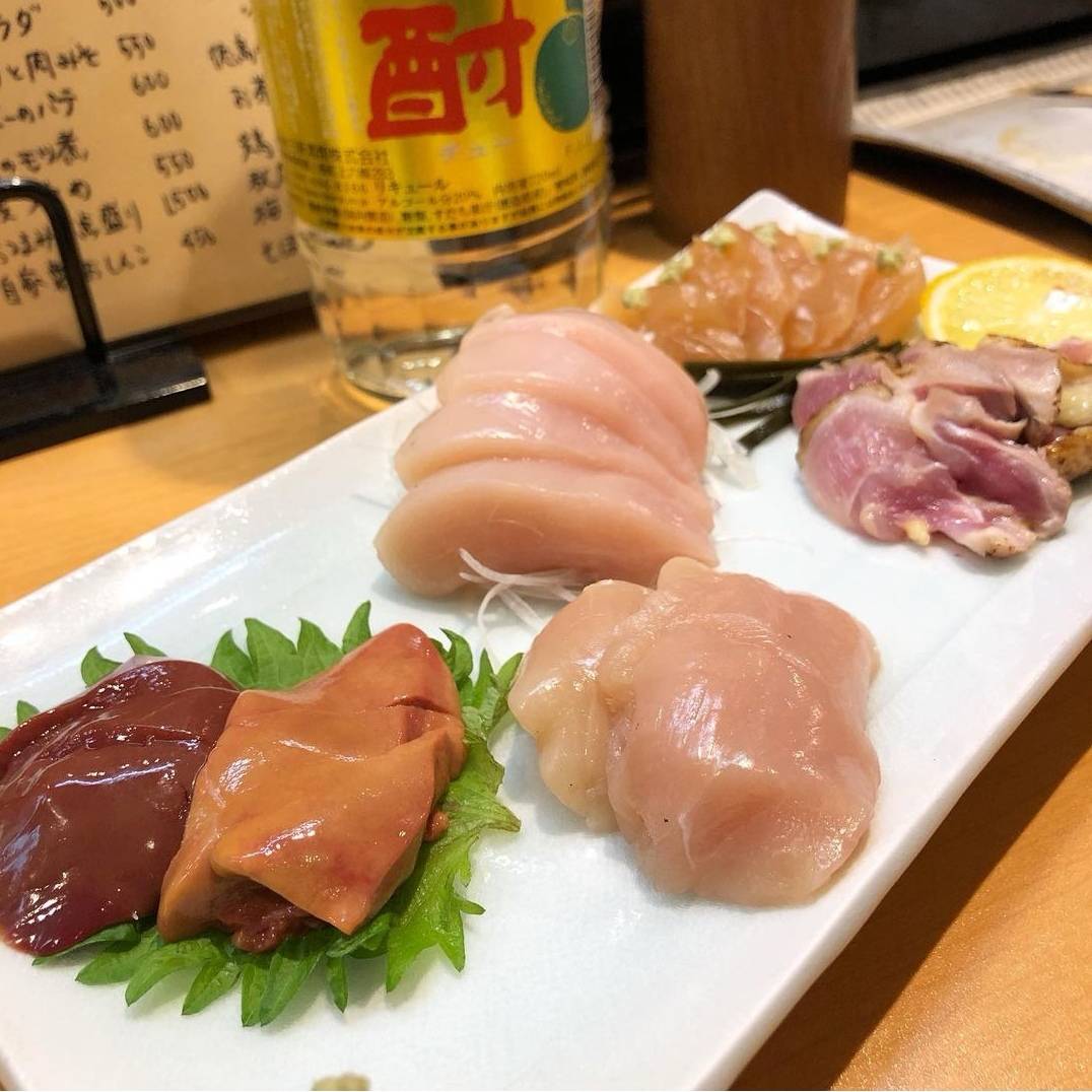 日本人的饮食怪癖 骨泳料理 鱼肉被切掉 骨头 仍在水中游泳 内脏
