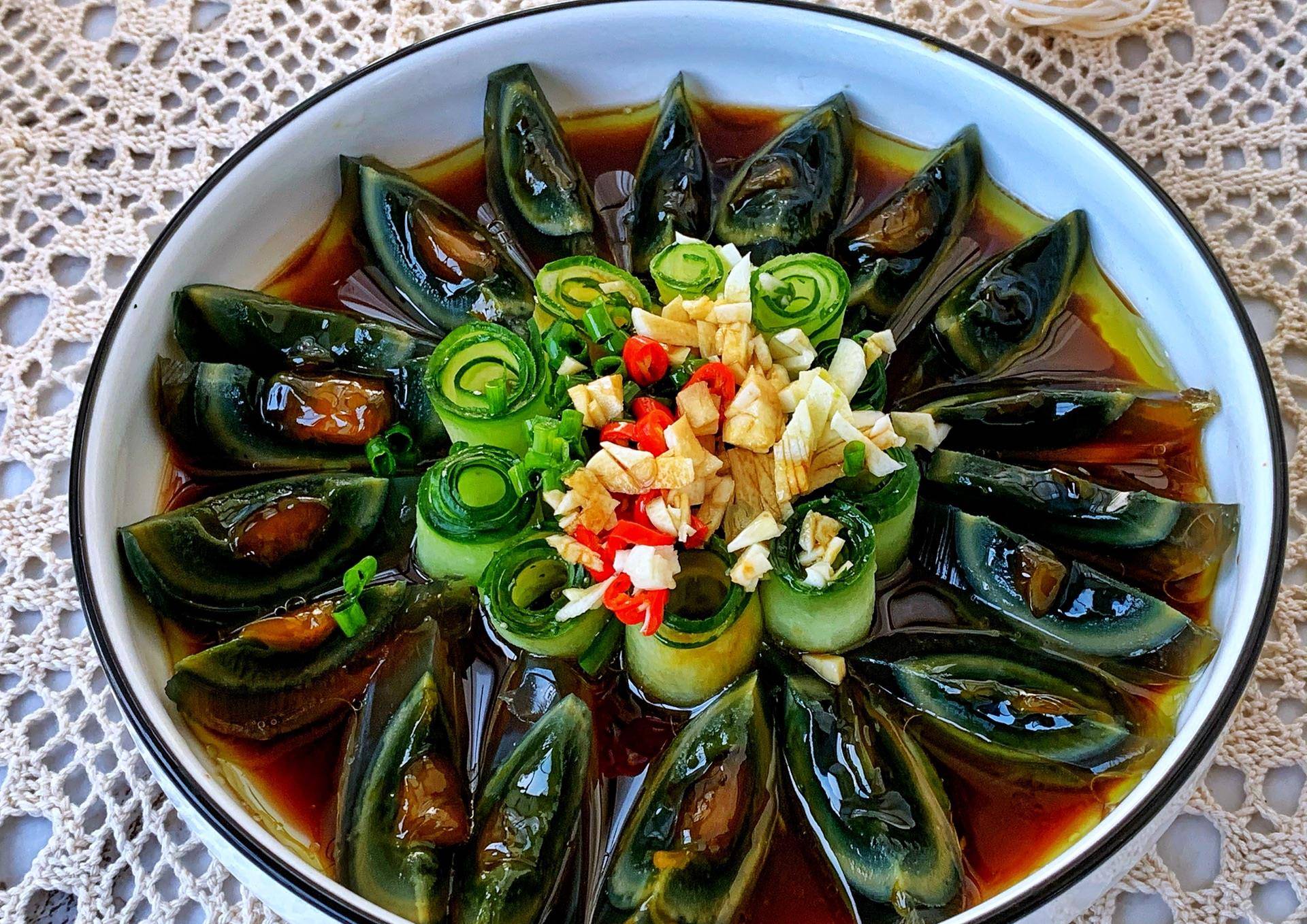 皮蛋如何选购看捏晃三步骤优质松花蛋一挑一个准