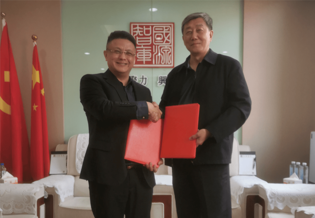 (左一 国源智库院长 张钧 中国中医药信息学会中医药文化产业分会秘书