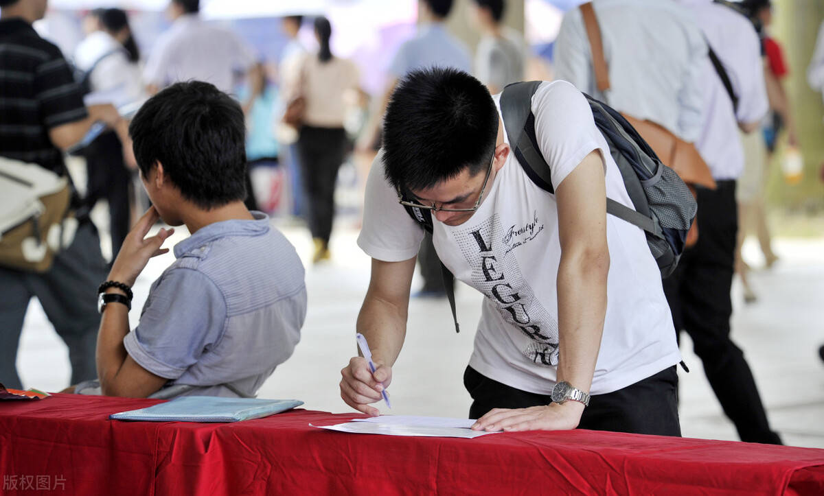 应届生身份有多值钱考编落户找工作一路开绿灯