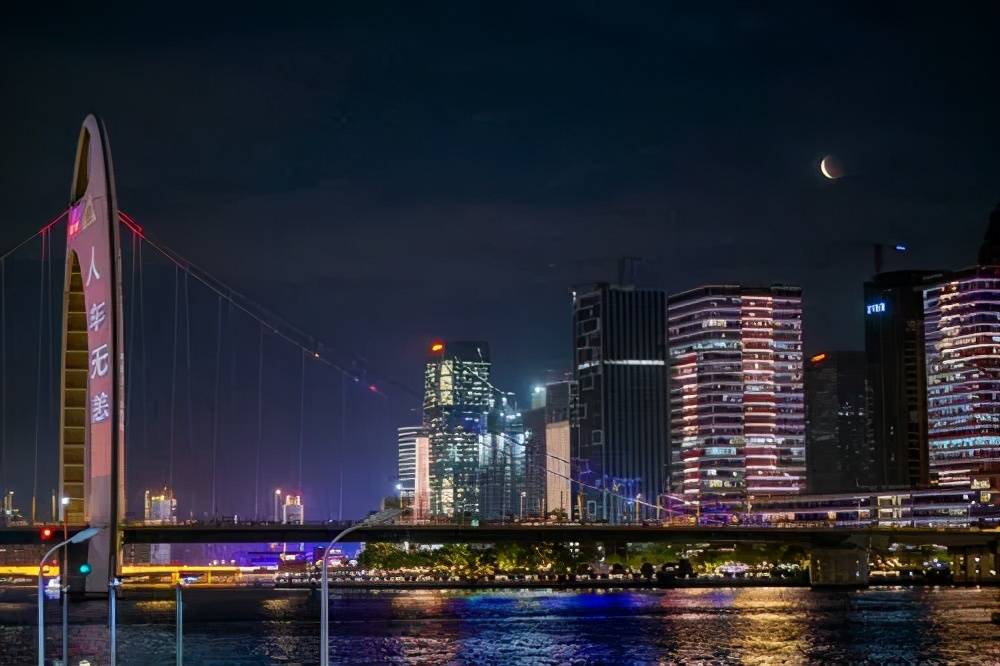 昨晚广州夜空上演超级吃月亮