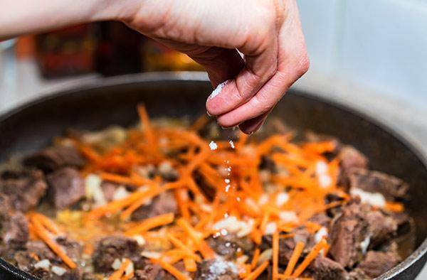 撒盐时机要注意大厨教你让炒菜减盐后还依旧美味的3个诀窍