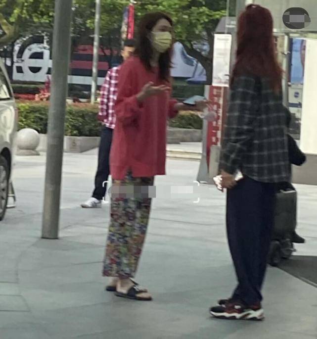 洪欣蔡少芬素颜出门,二人街头疑吵架分开走