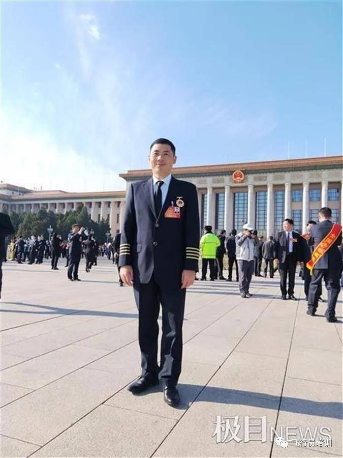 他用13年炼成飞行员最高"段位",全国劳模机长教员_杨士强
