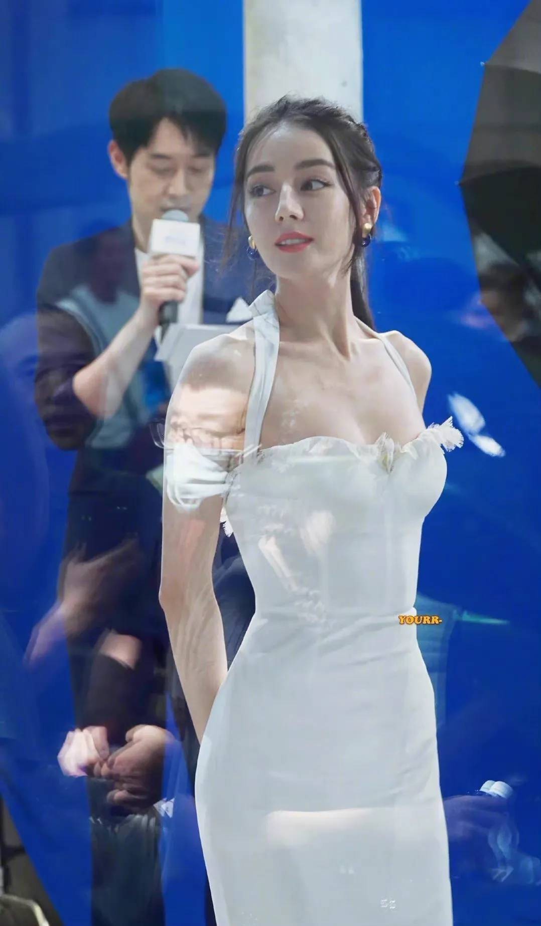 原创看完张天爱尤物般的身材,才发现热巴身材有p图嫌疑:囧