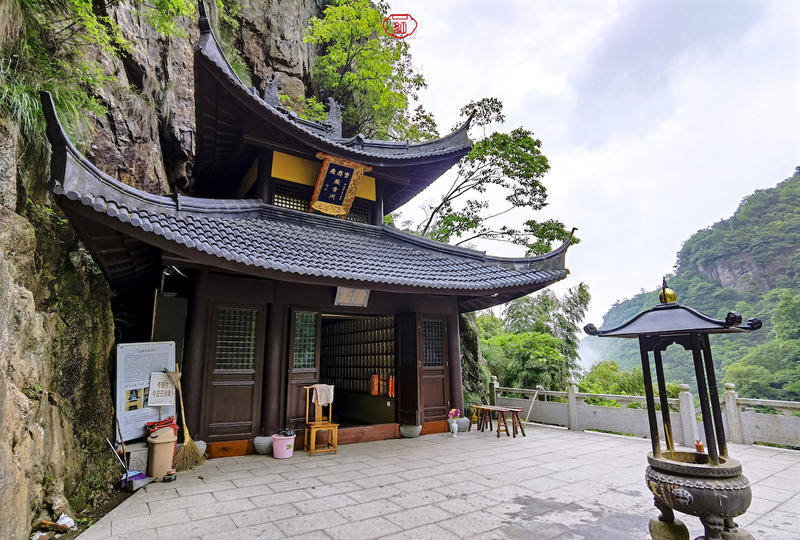 大自然成就了靈溪山這裡危峰聳立古樹參天高山流水意境悠遠