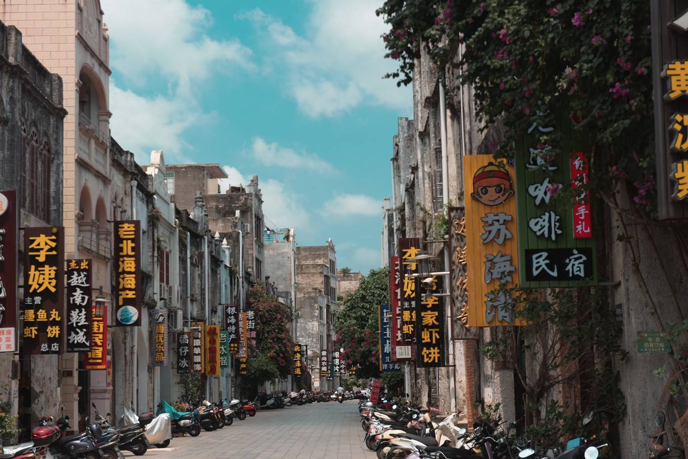 去老街看中西合璧骑楼式建筑,再到侨港风情街看一场醉美晚霞!