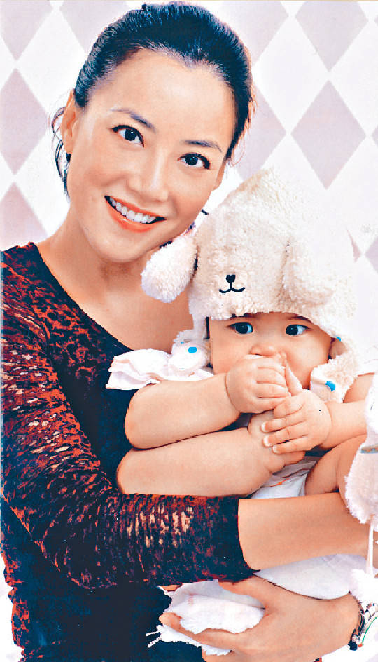 原创霍汶希亲自送女儿上补习班,9岁女儿颜值高,孩子生父至今是个谜