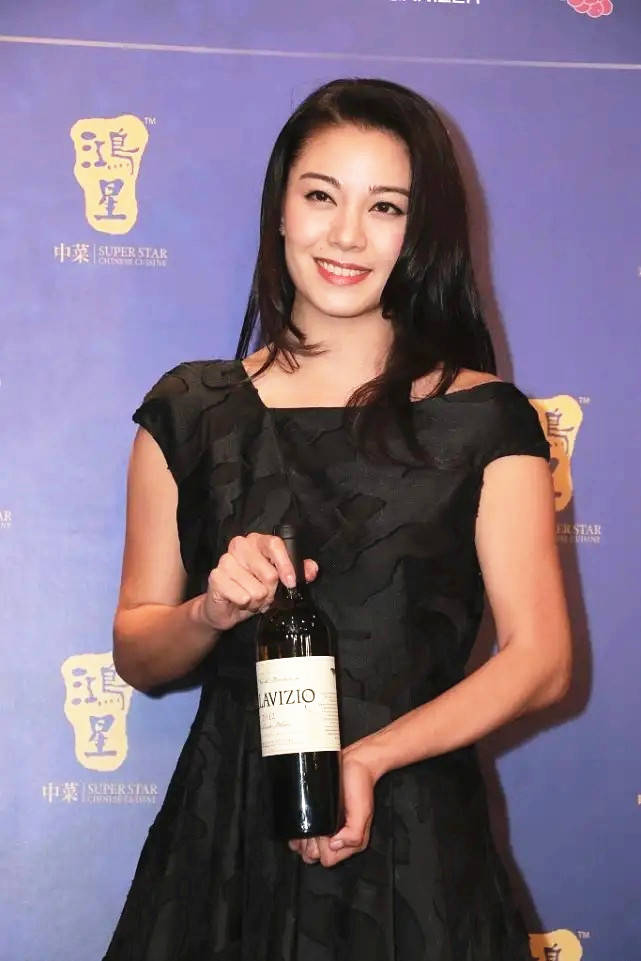 "华裔冠军"廖碧儿好气质 穿黑色礼服优雅度不减 笑起来好尴尬