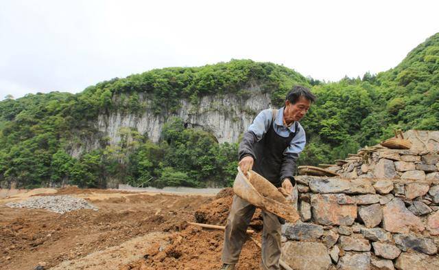 原创贵州守棺人刘朝先白天工地搬砖晚上拿300月薪守护567具棺材