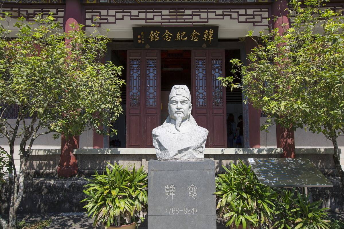 被贬到潮州的韩愈越想越不开心.