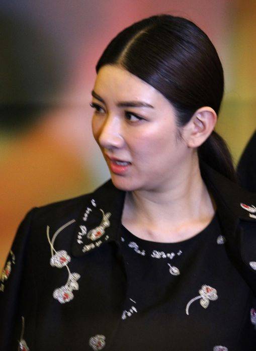 原创现实中明星也发福黄奕被拍到肚腩泛滥素颜出油有中年人神态